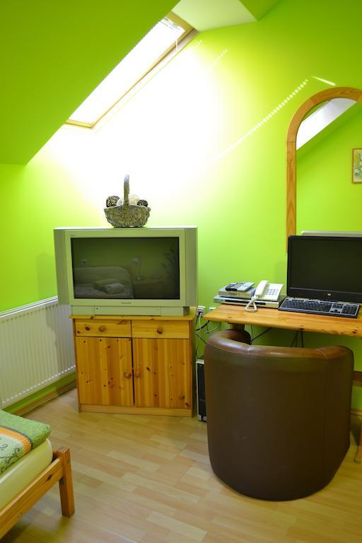 Byron Hotel Zlate Moravce Room photo