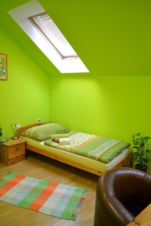 Byron Hotel Zlate Moravce Room photo