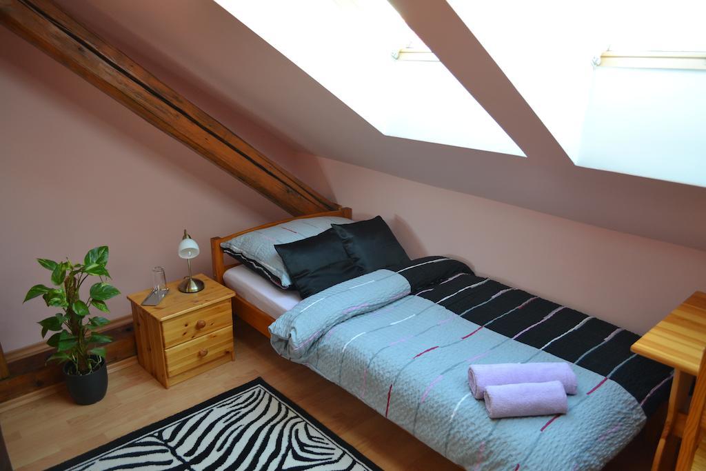 Byron Hotel Zlate Moravce Room photo