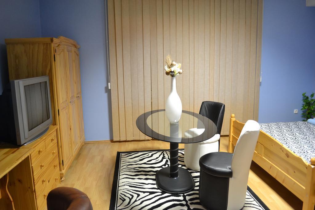 Byron Hotel Zlate Moravce Room photo